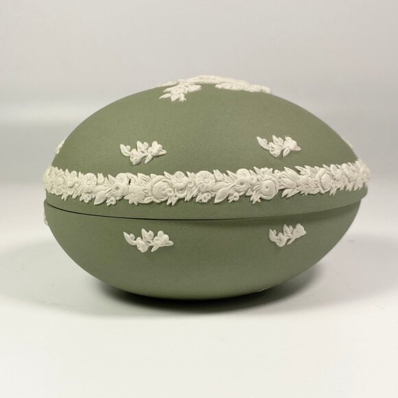 Vintage Wedgwood Green Jasperware Egg Trinket Wedgwood "Cupid On Rose Branch" - Picture 3 of 9